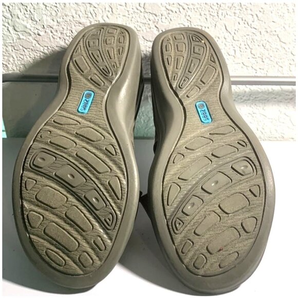 Bzees Womens Desire Grey  Slip-On Sandals Size 9M Fabric Upper & Man Made Sole - Picture 8 of 8